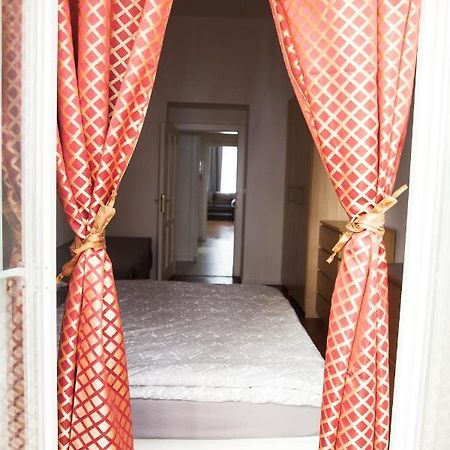 2B Pechackova Family Apartment With Balcony By The River Prague Exterior photo
