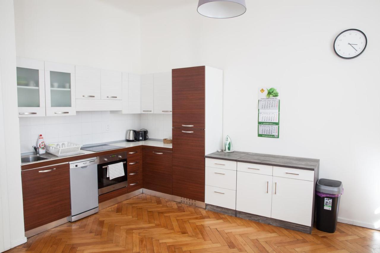 2B Pechackova Family Apartment With Balcony By The River Prague Exterior photo