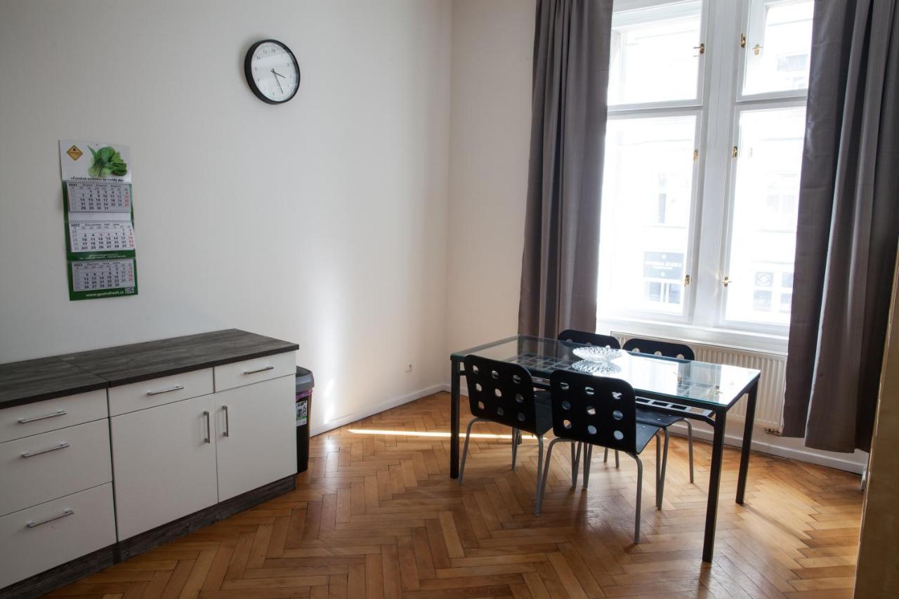 2B Pechackova Family Apartment With Balcony By The River Prague Exterior photo