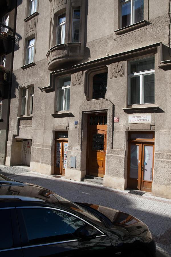2B Pechackova Family Apartment With Balcony By The River Prague Exterior photo