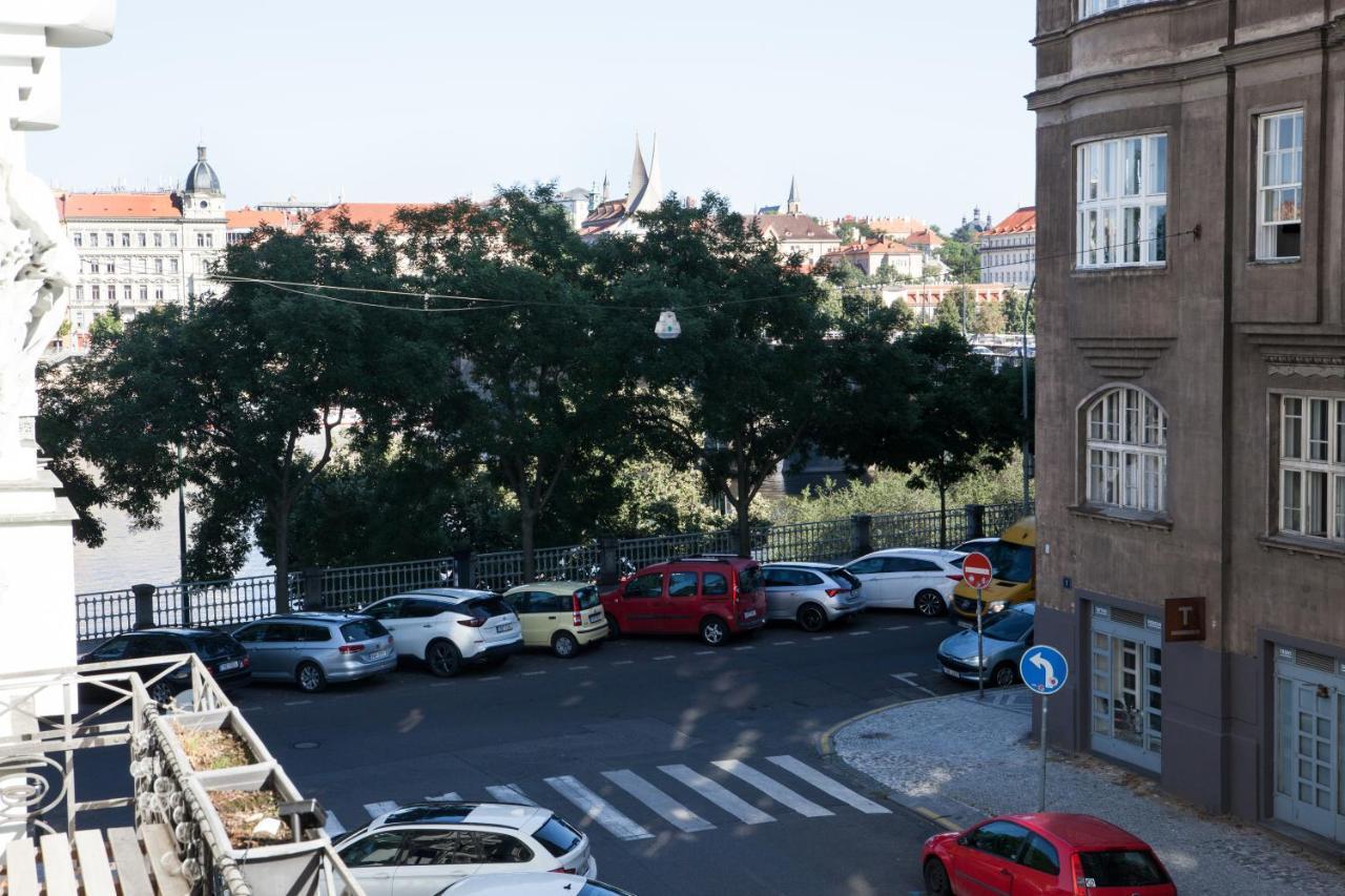 2B Pechackova Family Apartment With Balcony By The River Prague Exterior photo