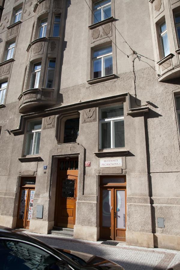 2B Pechackova Family Apartment With Balcony By The River Prague Exterior photo